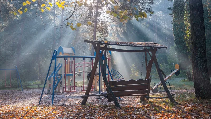Il giardino della scuola dell’infanzia con i giochi colorati all’ombra degli alberi