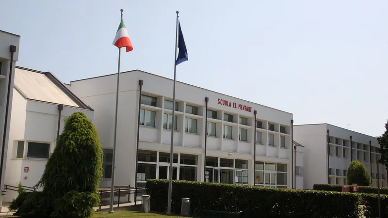 L’edificio del polo scolastico, a due piani, con il cortile alberato davanti all’ingresso